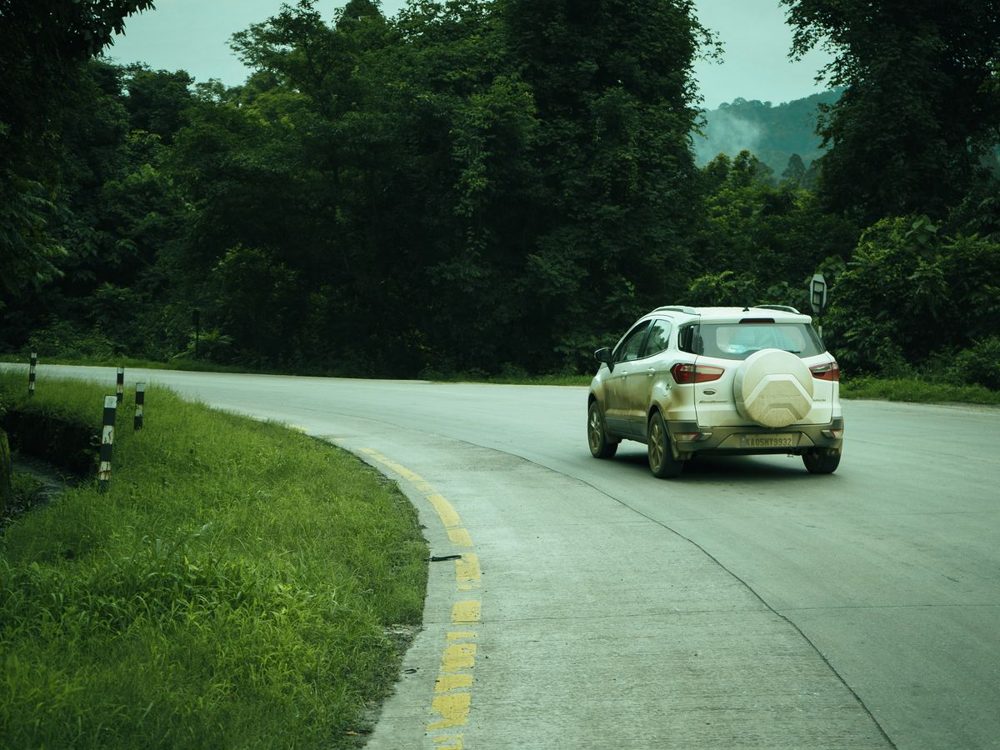Carro SUV branco em uma estrada